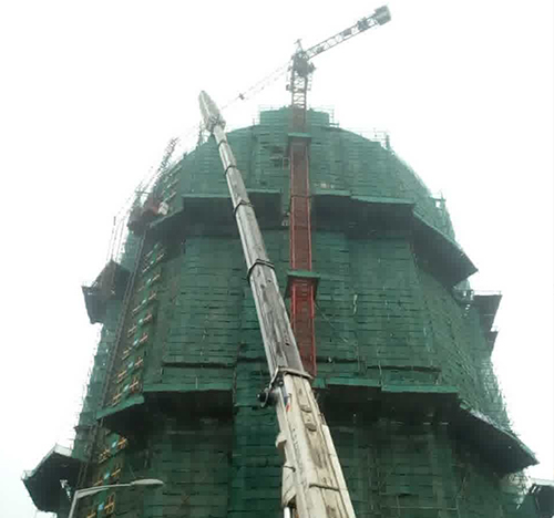 临河吊车在工地上作业